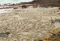Jeu d'enfant : dessin sur la plage de trenez Jeu d'enfant : dessin sur la plage de trenez